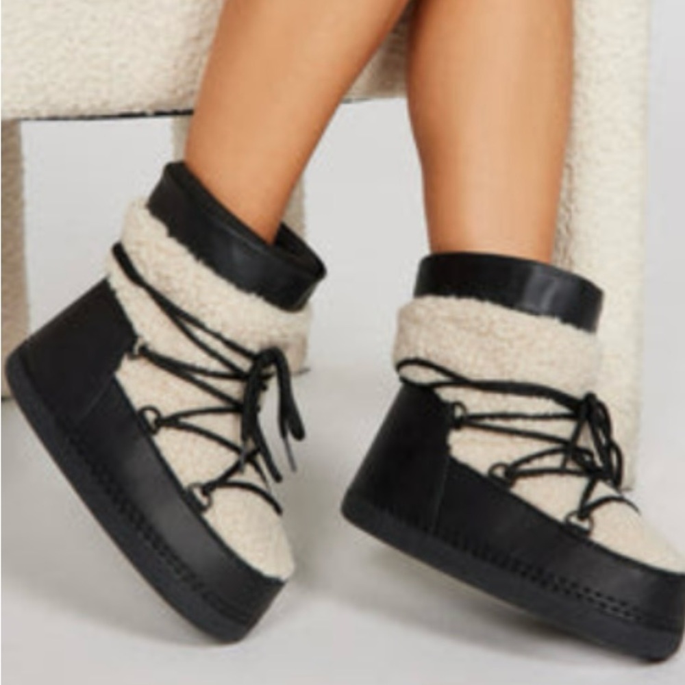 Black and cream snow boots